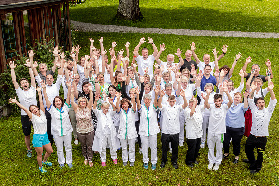 Ein Gruppenfoto aller Mitarbeiterinnen und Mitarbeiter der Ohlstadtklinik.