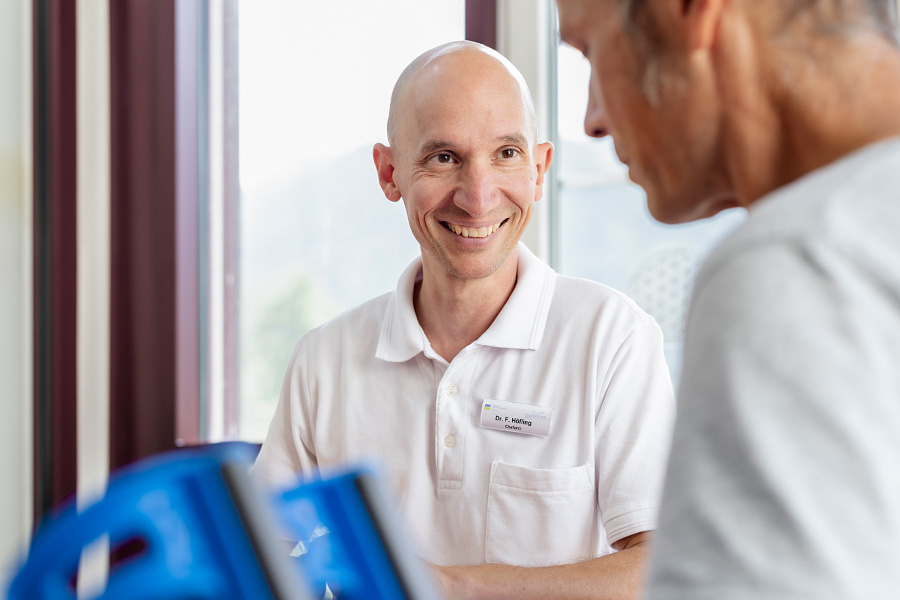Ein Patient im Gespräch mit einem Arzt. Ein Patient im Gespräch mit einem Arzt.