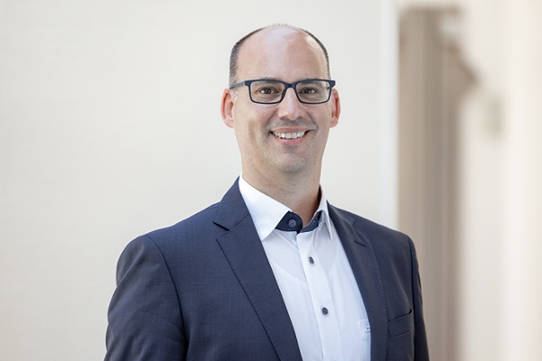 Porträtfoto von Tobias Haag. Porträtfoto von Tobias Haag.